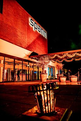 Buiten, avond, Spant, rood verlicht