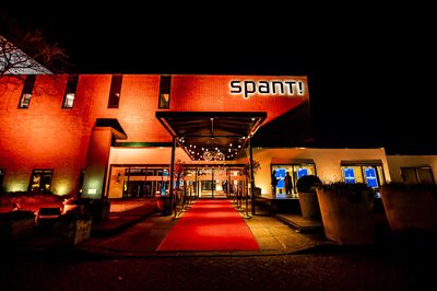 Buiten, avond, Spant, rood verlicht